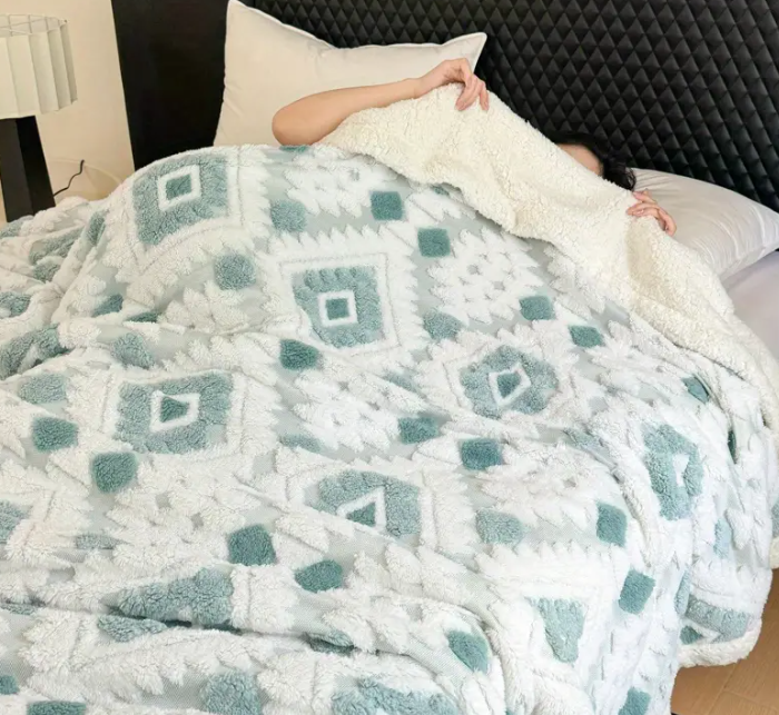 1pc Hollow Double-Layer Blanket – Thick Design, Fashionable Jacquard Craft, Faux Sheep Fur, Warm & Cold-Proof, Ideal for Summer Naps, Office, Sofa or Bed, Outdoor Camping, Holiday Gift
